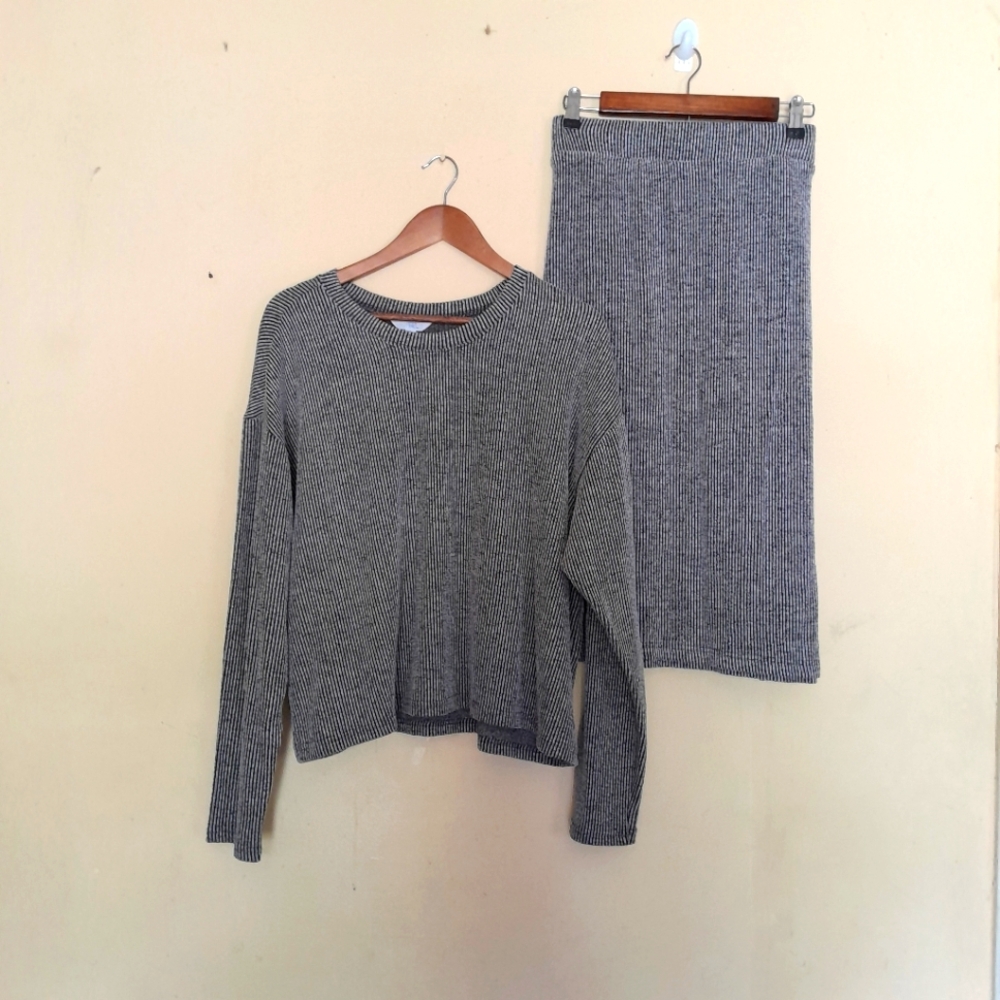 Time and Tru 2pc Black and White Sweater and Skirt Set Size XL